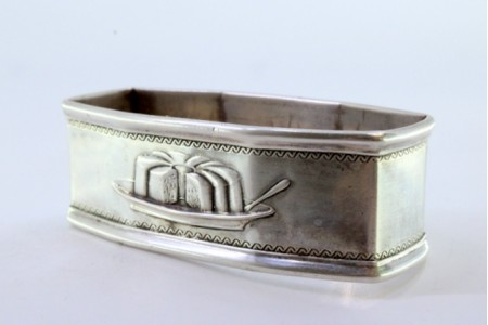 Argola de guardanapo em prata com sobremesa em relevo